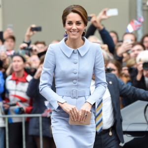 Kate Middleton usou look azul suave em sua primeira viagem solo como membro da realeza em 2016