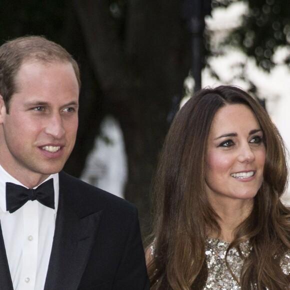 Longo com paetês de Kate Middleton roubou a cena em red carpet