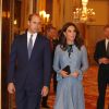 Kate Middleton usou vestido azul bem ladylike em jantar formal na companhia do marido, Príncipe William