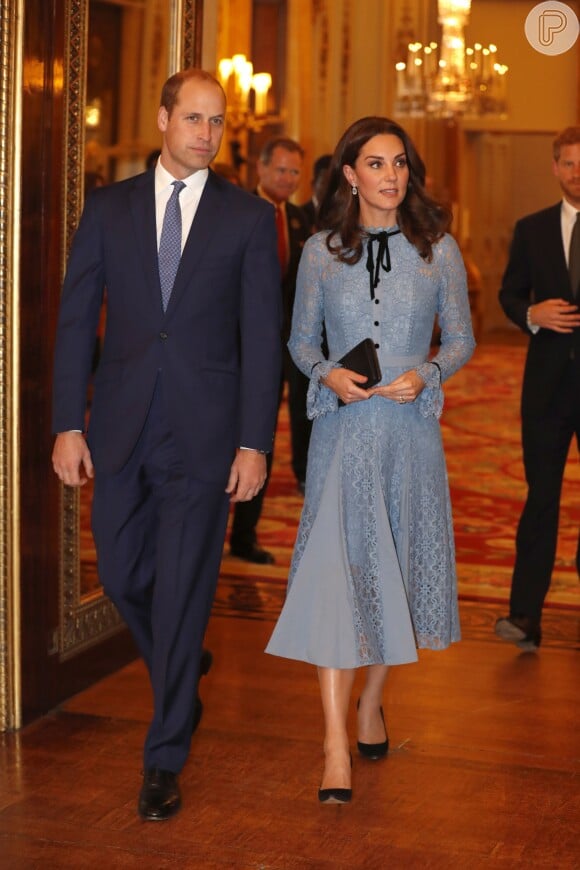 Kate Middleton usou vestido azul bem ladylike em jantar formal na companhia do marido, Príncipe William
