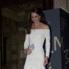 Kate Middleton com vestido midi branco e decote ombro a ombro