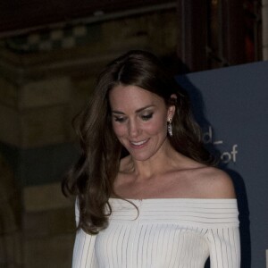 Kate Middleton com vestido midi branco e decote ombro a ombro
