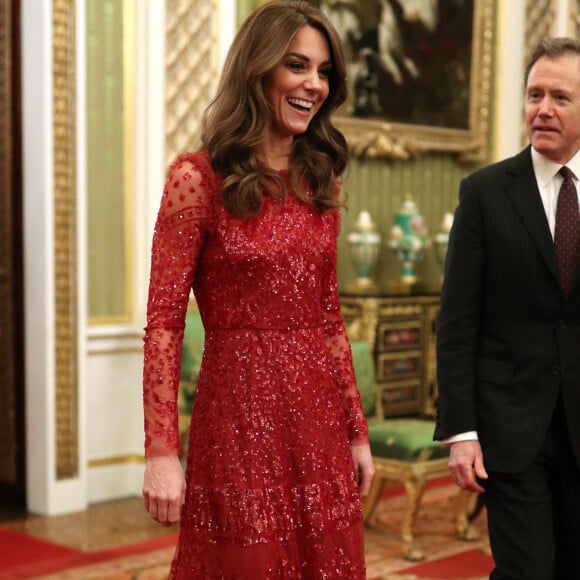 Vestido midi de Kate Middleton: vermelho e com transparência, peça conquistou fashionistas