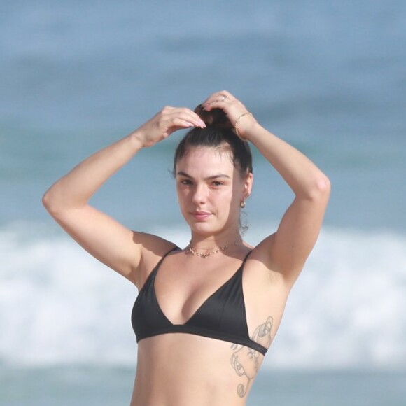 Isis Valverde exibe corpo em biquíni preto