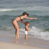 Isis Valverde brinca com filho em praia
