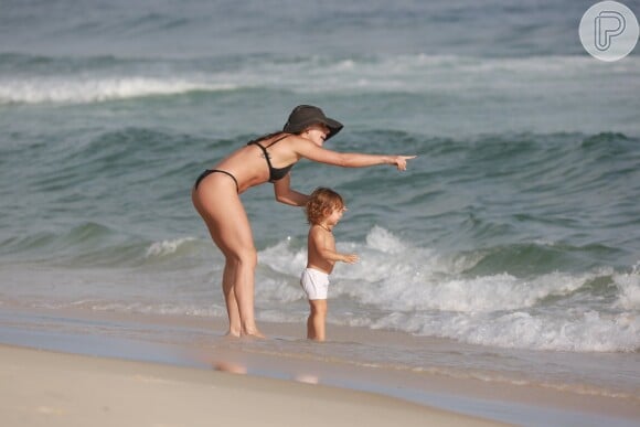Isis Valverde brinca com filho em praia