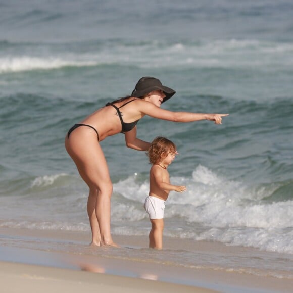 Isis Valverde brinca com filho em praia