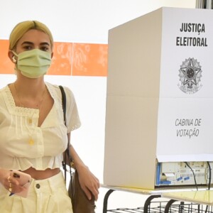 Manu Gavassi e mais famosas apostam em look básico para votar. Fotos!