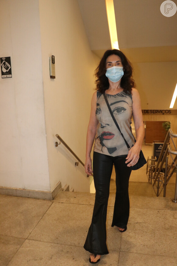 Claudia Alencar combina calça flare com blusa da Audrey Hepburn para votar no Rio de Janeiro