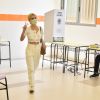Manu Gavassi deixa barriga à mostra em look para votar