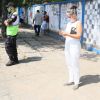 Gloria Pires usa macacão branco para votar