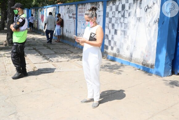 Gloria Pires usa macacão branco para votar
