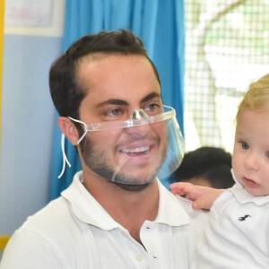 Thammy Miranda faz foto com filho ao votar no Rio