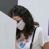 Bruna Marquezine apostou em um jeans para votar no Rio de Janeiro