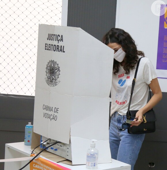 Bruna Marquezine apostou em um jeans para votar no Rio de Janeiro