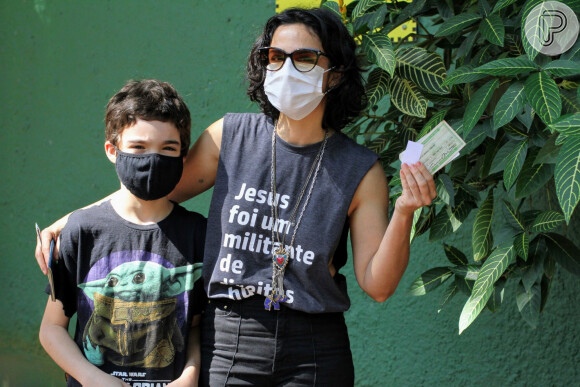 Maria Ribeiro levou o filho para votar em São Conrado, Zona Sul do Rio de Janeiro