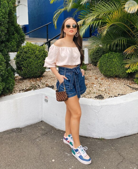 Larissa Manoela combina cropped modelo ciganinha com short jeans clochard