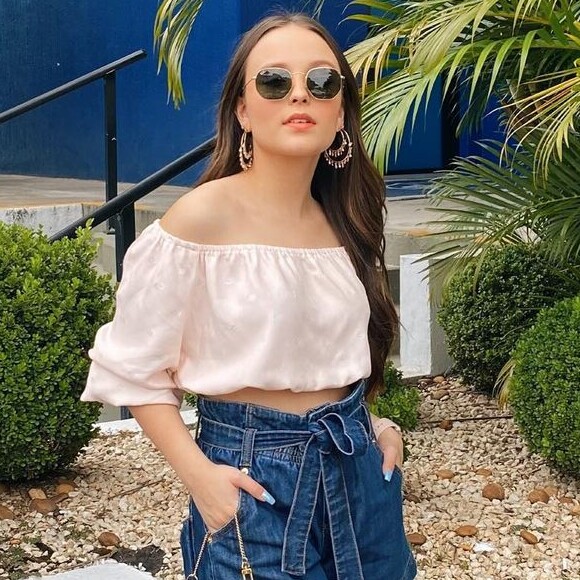 Larissa Manoela combina cropped modelo ciganinha com short jeans clochard
