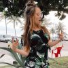 Larissa Manoela usa macaquinho com estampa de folhagens para ir à praia