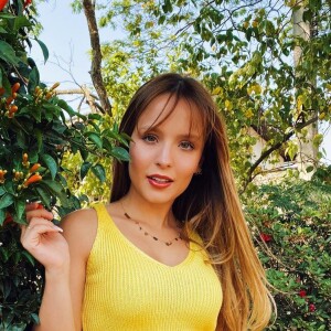 Larissa Manoela usa conjuntinho de moletom na cor amarelo