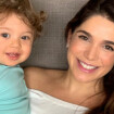 Sabrina Petraglia, no fim da gravidez, posa com filho e web elogia: 'Bebê fofura'