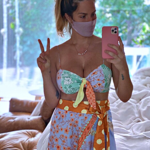 Giovanna Ewbank posa para fotos com Bruno Gagliasso
