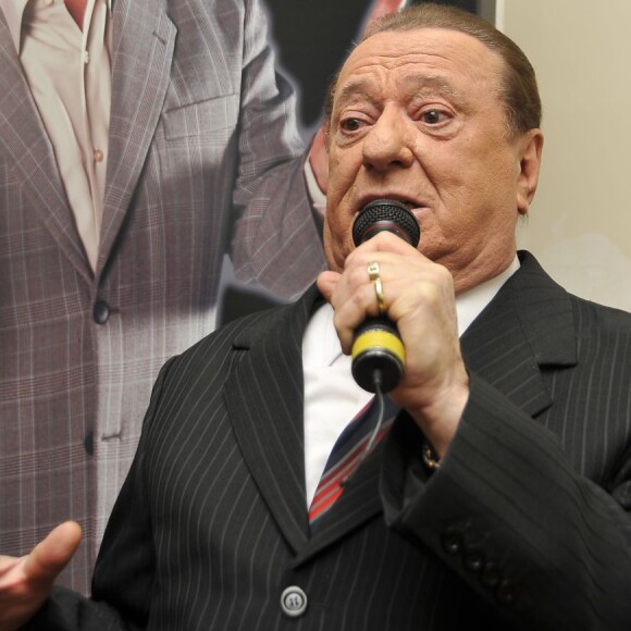 Raul Gil foi internado após ter diagnóstico de uma inflamação na parede interna do intestino