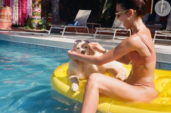Bruna Marquezine colocou óculos de sol na cachorrinha Amora