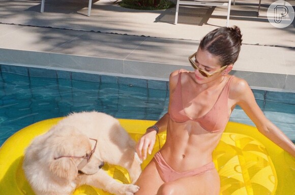 Bruna Marquezine, de biquíni, e a pet Amora curtiram dia de sol compartilhando bóia em piscina