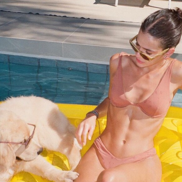 Bruna Marquezine, de biquíni, e a pet Amora curtiram dia de sol compartilhando bóia em piscina