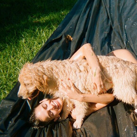 Bruna Marquezine já apareceu brincando em escorrega improvisado com a cachorrinha Amora