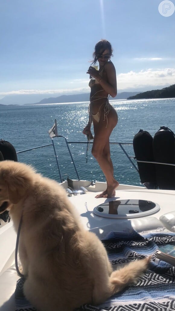 Bruna Marquezine levou a pet Amora para passeio de barco anteriormente