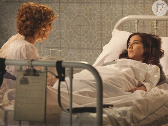 Acuada, Constância (Patrícia Pillar) interna Laura (Marjorie Estiano) em um sanatório, em  'Lado a Lado'