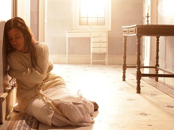 Laura (Marjorie Estiano) é internada em um sanatório por contrariar a vontade da mãe; drama da personagem é baseado em histórias reais, em 'Lado a Lado', em 4 de março de 2013