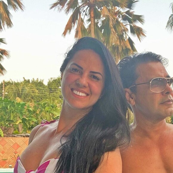 Graciele Lacerda, de biquíni, posa com Zezé Di Camargo em piscina