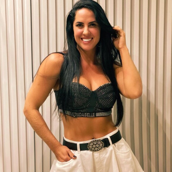 Graciele Lacerda exibe corpo ao posar de top e short godê