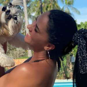 Graciele Lacerda, de biquíni, posa com pet em foto, em 21 de novembro de 2020