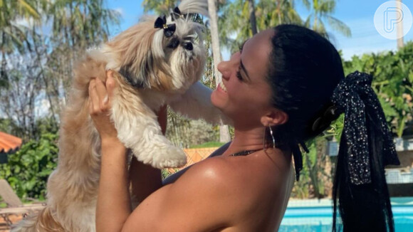 Graciele Lacerda, de biquíni, posa com pet em foto, em 21 de novembro de 2020