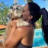 Graciele Lacerda aposta em biquíni brilhoso para foto com pet