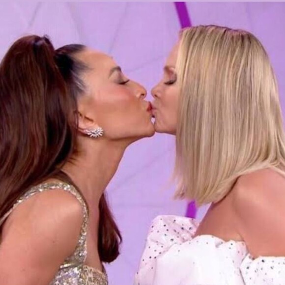Sabrina Sato comemora aniversário de Eliana e exibe foto de selinho