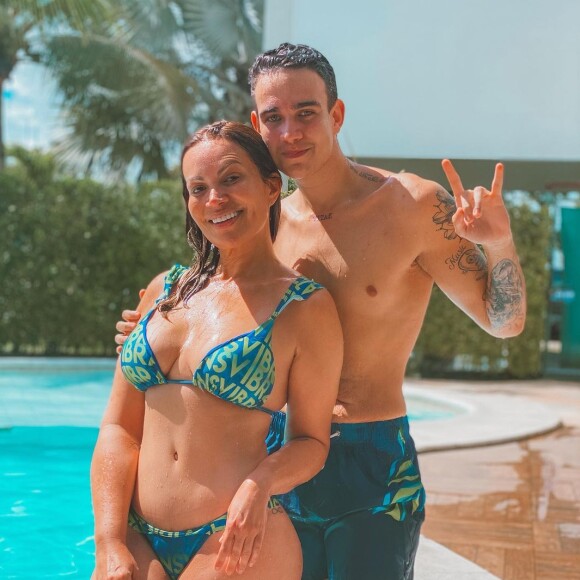 Filho de Solange Almeida elogia físico da mãe em foto na web