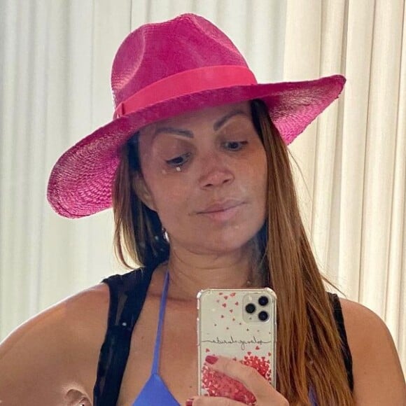 Solange Almeida inspira seguidores no Instagram quando posta fotos de biquíni