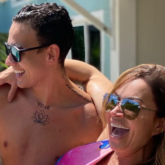 Solange Almeida exibe abdômen sarado de top e ganha elogio do filho