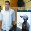 Ronaldo Fenômeno posa ao lado do seu livro, que será lançado em breve