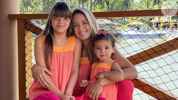 Ticiane Pinheiro e filhas, Rafaella Justus e Manuella, posam com roupas iguais