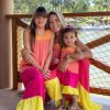 Ticiane Pinheiro e filhas usam vestidos longos e coloridos