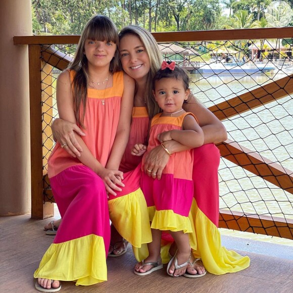 Ticiane Pinheiro e filhas usam vestidos longos e coloridos