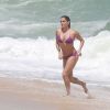 Deborah Secco tem 34 anos e exibe corpão em dia de praia no Rio