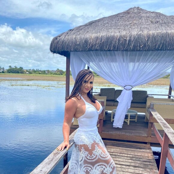 Viviane Araújo é adepta de alimentação detox em projeto fitness