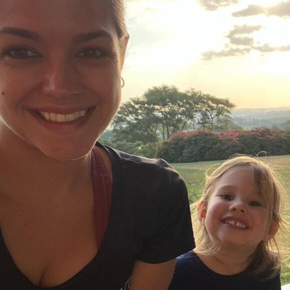 Thais Fersoza 'flagra' filha cantando música que compôs sozinha: 'Ela arrasa'